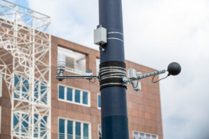 Das Bild zeigt Klimasensoren an einem Laternenmast auf dem Friedensplatz.