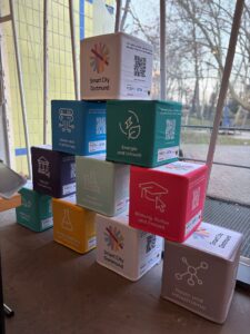 Das Bild zeigt eine Pyramide aus Smart City-Würfeln.