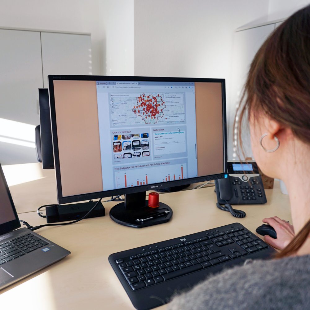 Eine Frau blickt auf einen Bildschirm, auf diesem ist das neue Open Data Portal zu sehen